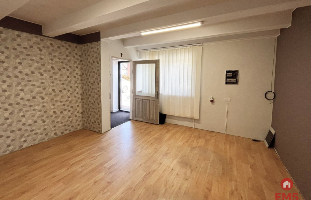 Budynek tuż pod miastem