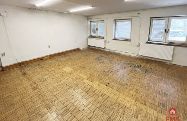 Budynek tuż pod miastem