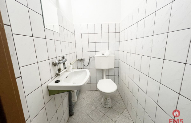 Budynek tuż pod miastem