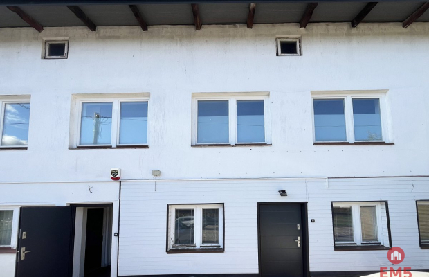 Budynek tuż pod miastem