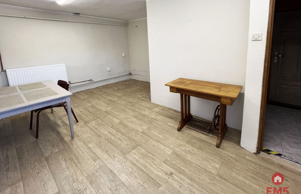 Budynek tuż pod miastem