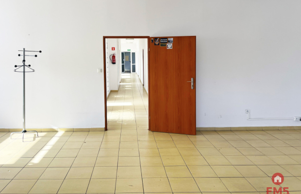 Powierzchnie biurowo-usługowe, parking, magazyn