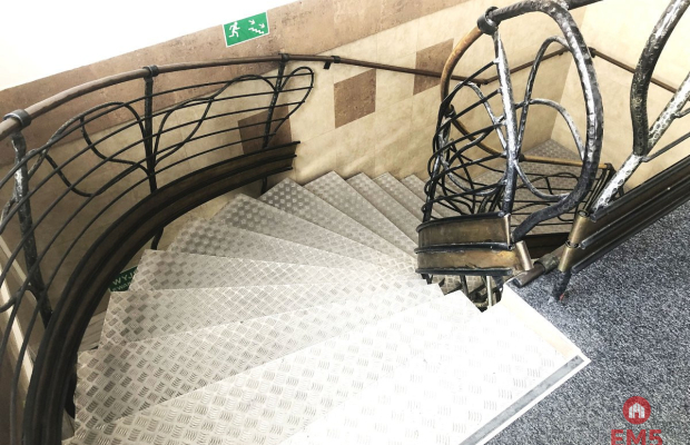 Ścisłe centrum 300 m2 parter plus piętro