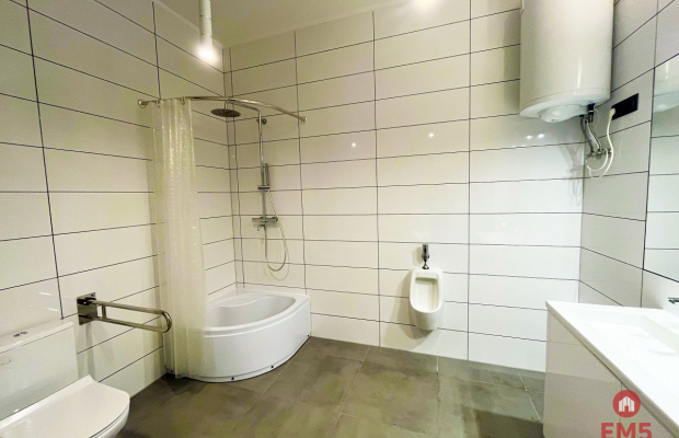 Nowoczesna hala, biura, gotowy do wynajmu.