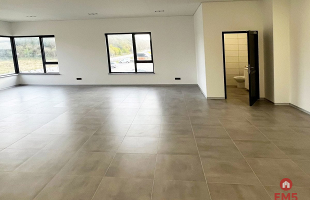 Nowoczesna hala, biura, gotowy do wynajmu.