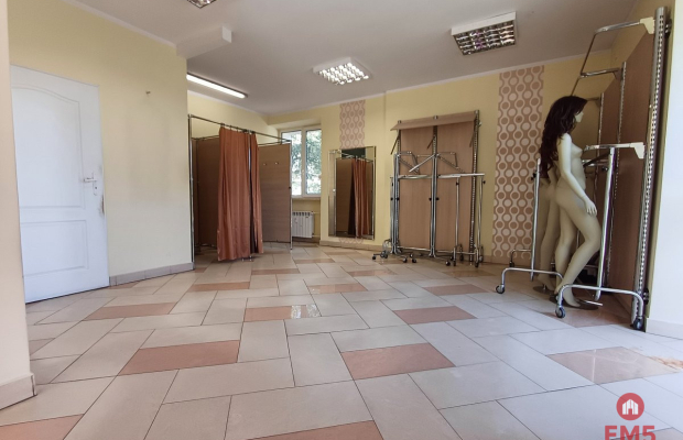 Lokal w sercu miasta z dużymi witrynami