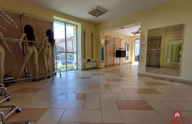 Lokal w sercu miasta z dużymi witrynami