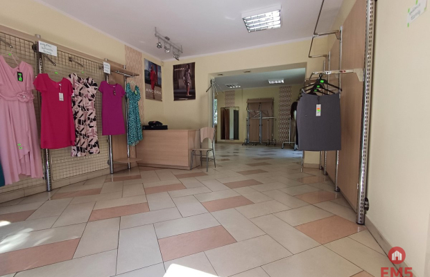 Lokal w sercu miasta z dużymi witrynami