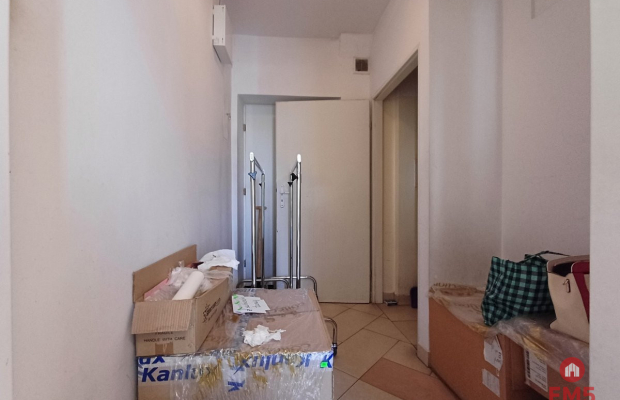 Lokal w sercu miasta z dużymi witrynami