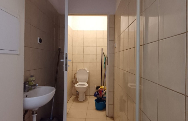 Lokal w sercu miasta z dużymi witrynami