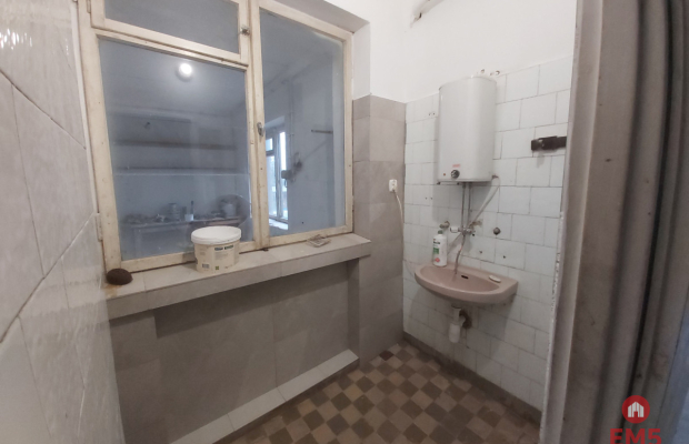 Lokal przy głównej drodze wyjazdowej z miasta