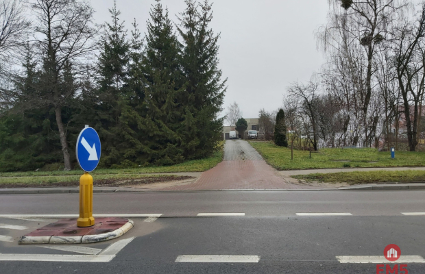 Lokal przy głównej drodze wyjazdowej z miasta