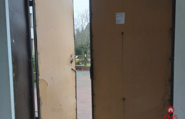 Lokal przy głównej drodze wyjazdowej z miasta