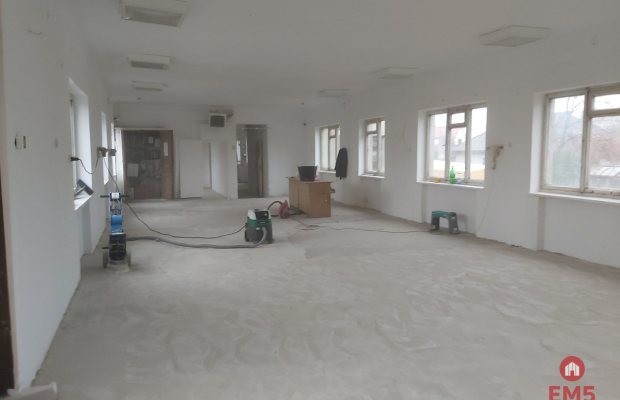 Lokal przy głównej drodze wyjazdowej z miasta