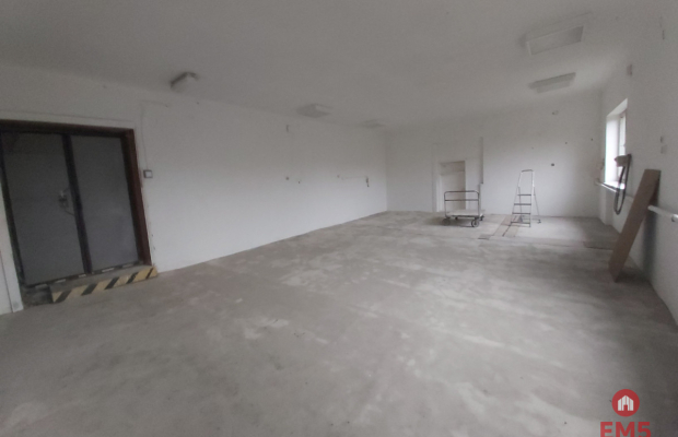 Lokal przy głównej drodze wyjazdowej z miasta