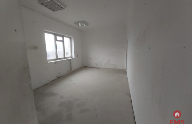 Lokal przy głównej drodze wyjazdowej z miasta