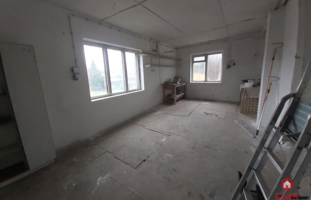 Lokal przy głównej drodze wyjazdowej z miasta