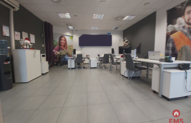 Lokal z witrynami w centrum miasta.