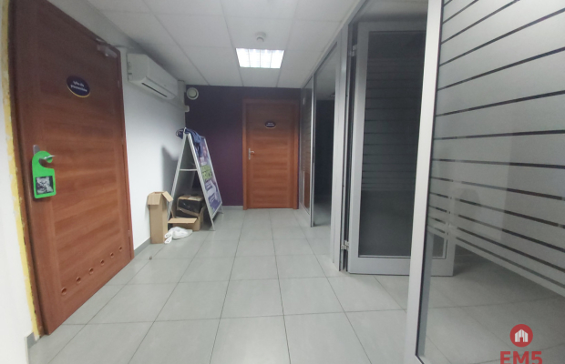 Lokal z witrynami w centrum miasta.