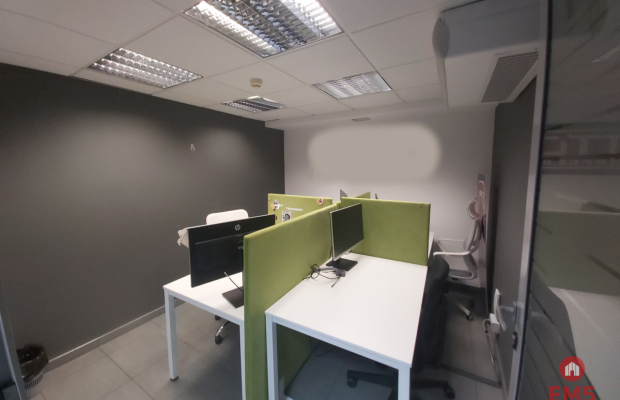 Lokal z witrynami w centrum miasta.