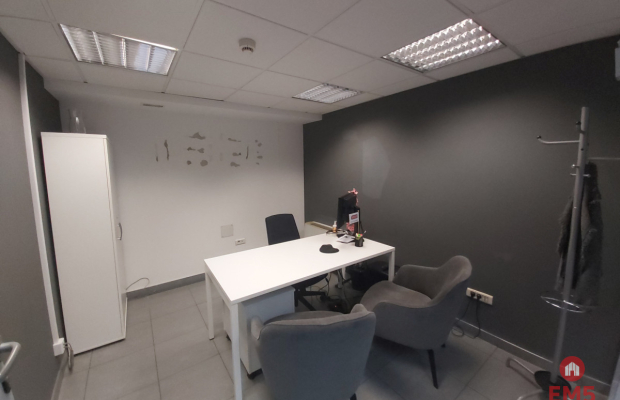 Lokal z witrynami w centrum miasta.