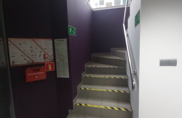 Lokal z witrynami w centrum miasta.