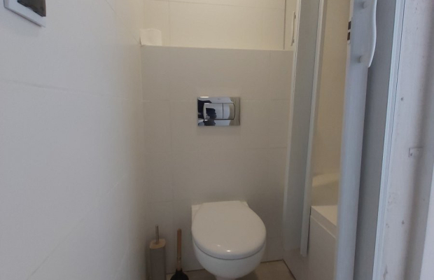 Lokal gastronomiczny w imprezowej części miasta.