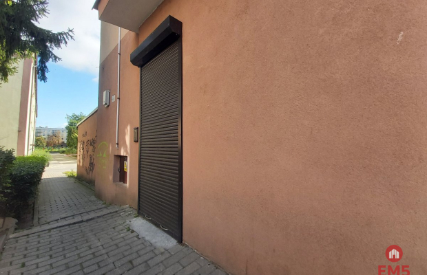 Lokal gastronomiczny w imprezowej części miasta.