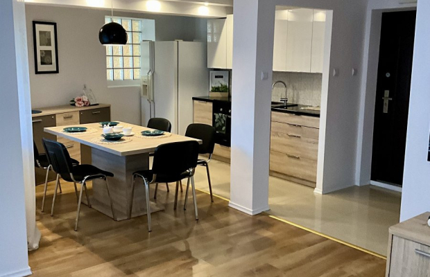 Trzy pokoje, parter z podjazdem.