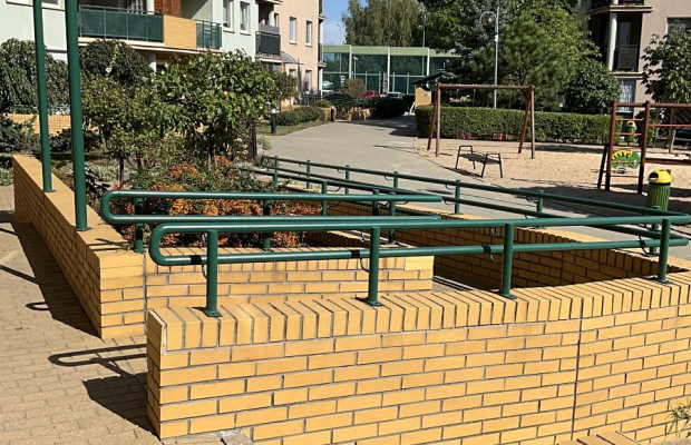 Trzy pokoje, parter z podjazdem.