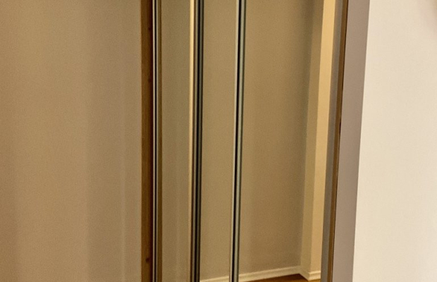 Trzy pokoje, parter z podjazdem.