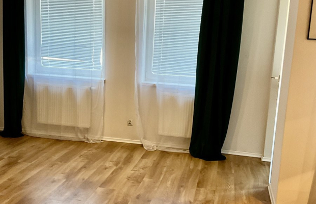 Trzy pokoje, parter z podjazdem.