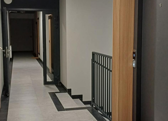 Apartament z antresolą i tarasem na dachu .