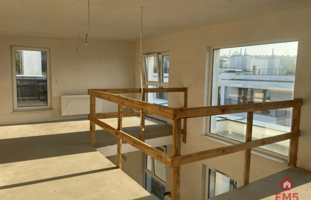 Apartament z antresolą i tarasem na dachu .