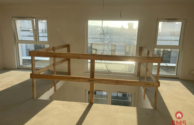 Apartament z antresolą i tarasem na dachu .