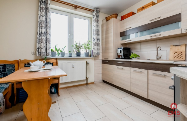 Zadbane 2 pokoje z dużym balkonem