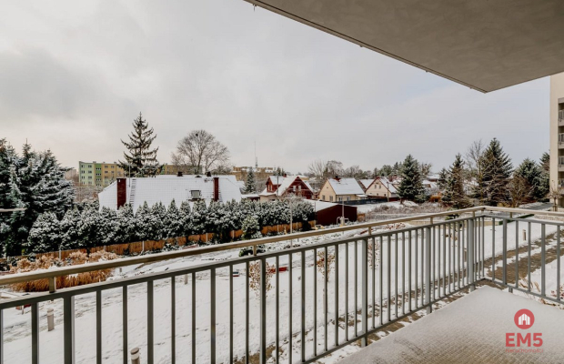 Nowoczesne mieszkanie z widokiem na patio.