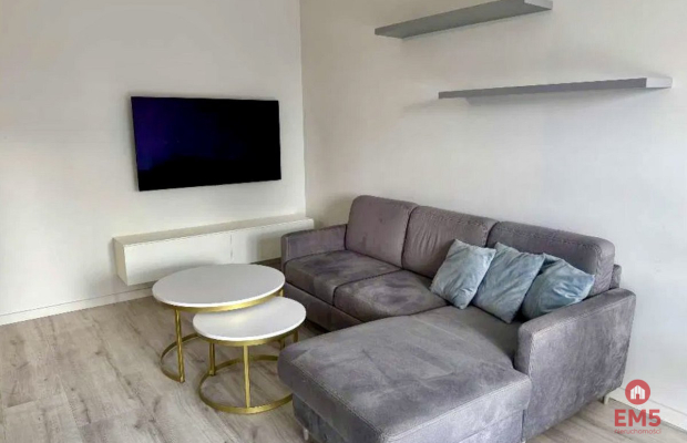 Nowoczesne mieszkanie z widokiem na patio.