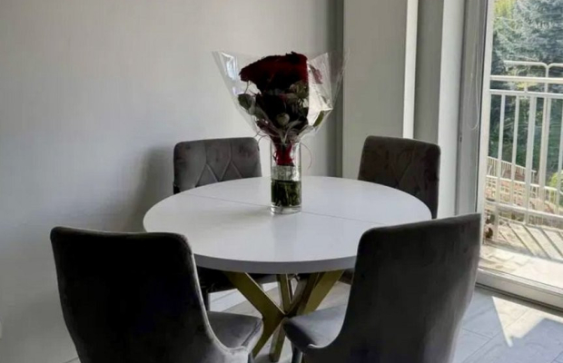 Nowoczesne mieszkanie z widokiem na patio.