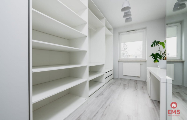 Nowoczesne mieszkanie z widokiem na patio.