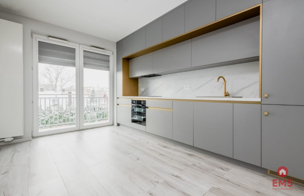 Nowoczesne mieszkanie z widokiem na patio.