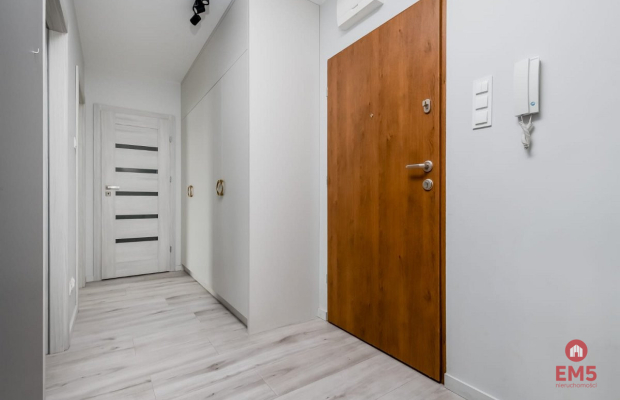 Nowoczesne mieszkanie z widokiem na patio.