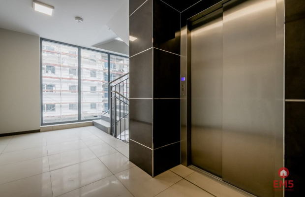 Nowoczesne mieszkanie z widokiem na patio.