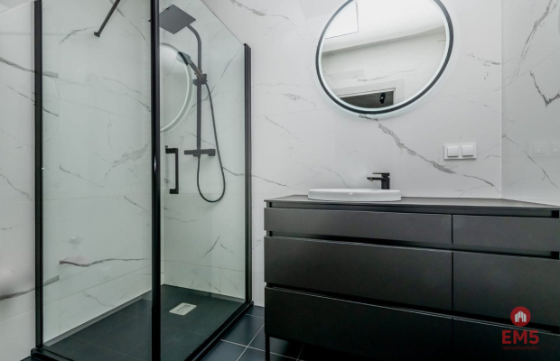 Nowoczesne mieszkanie z widokiem na patio.