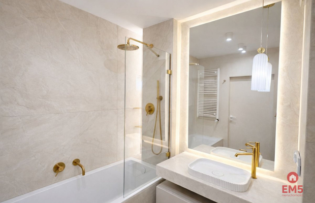 Trzy pokoje, do wejścia, nowy blok.