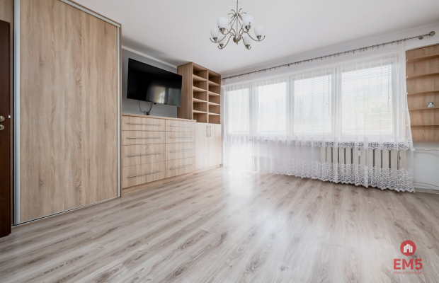 2 pokoje na 1 piętrze w 4-piętrowym bloku