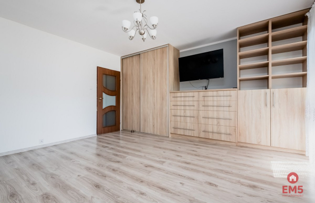 2 pokoje na 1 piętrze w 4-piętrowym bloku