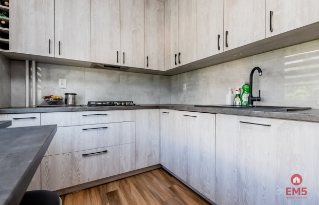 2 pokoje na 1 piętrze w 4-piętrowym bloku