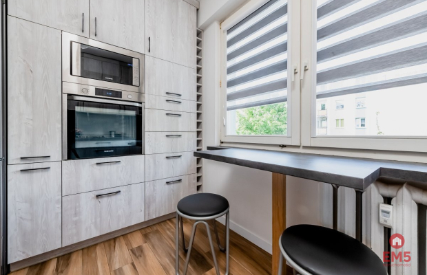 2 pokoje na 1 piętrze w 4-piętrowym bloku