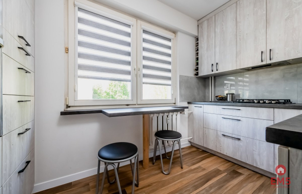 2 pokoje na 1 piętrze w 4-piętrowym bloku